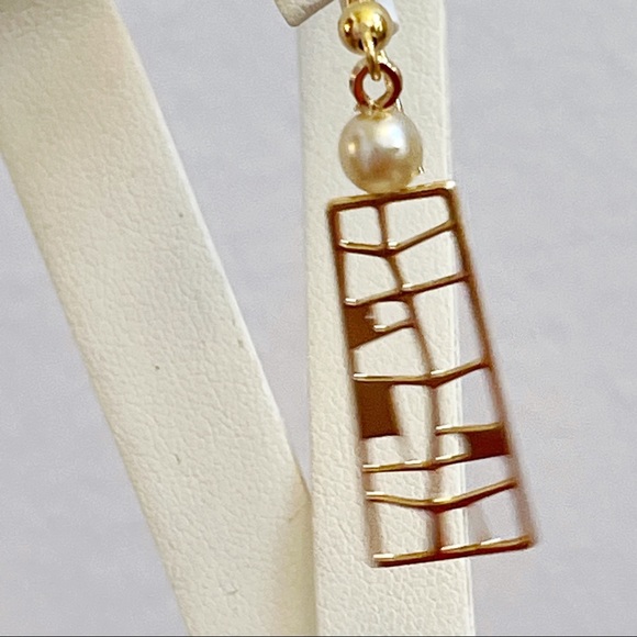 Gold Tone Asymmetrical Cutout Faux Pearl Dangle Earrings Elegant - Picture 11 of 11